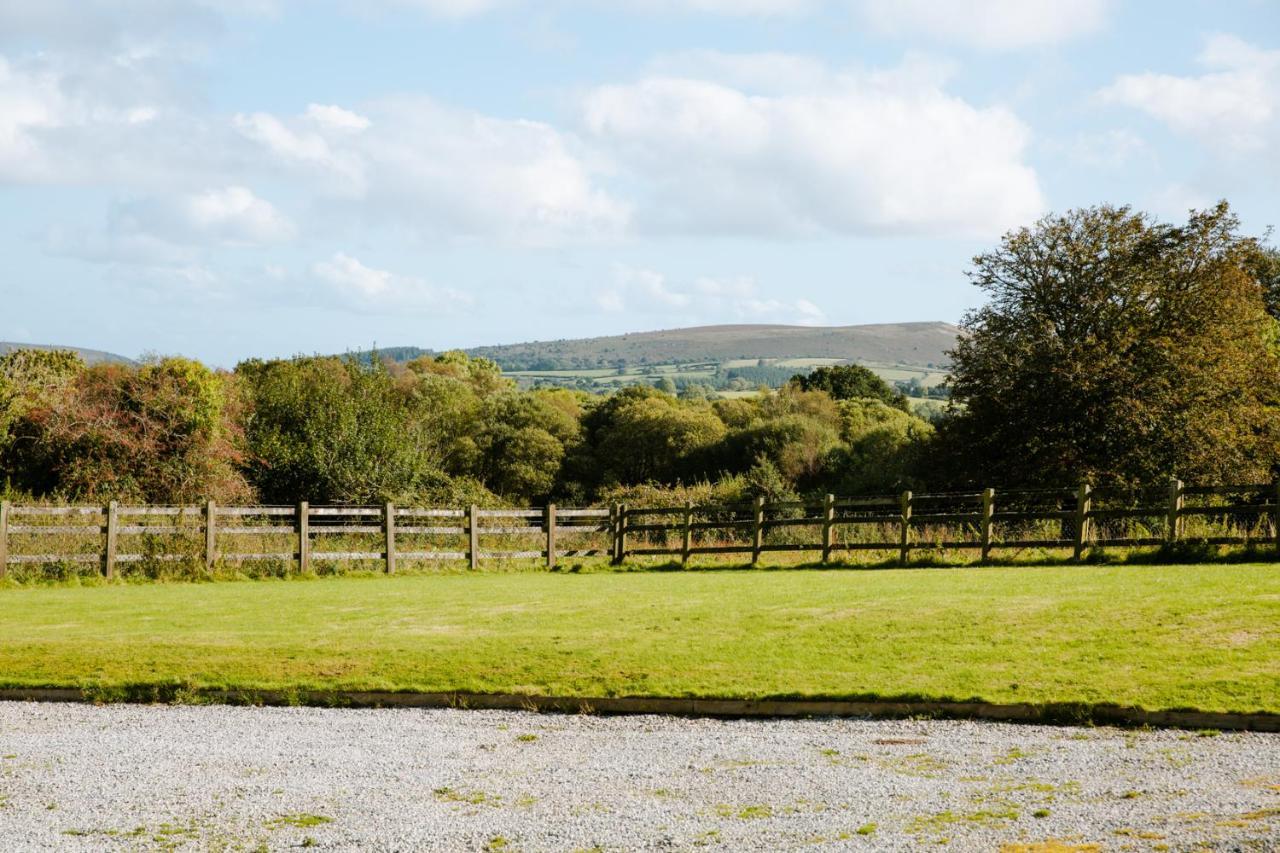 Higher Weddicott Barn Holiday Cottage - Self Catering Чаґфорд Екстер'єр фото